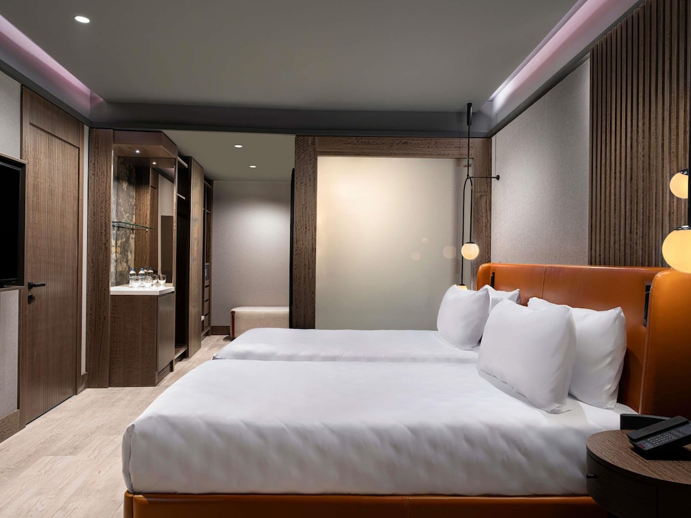 Superior, Twin Beds, Sea Side, on the Side، Movenpick Hotel Istanbul Marmara Sea 2/6