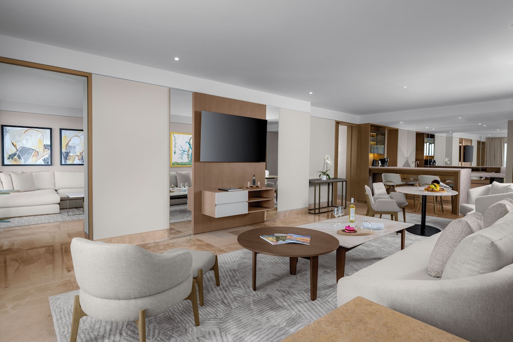 Grand Velas Boutique Hotel 82/104