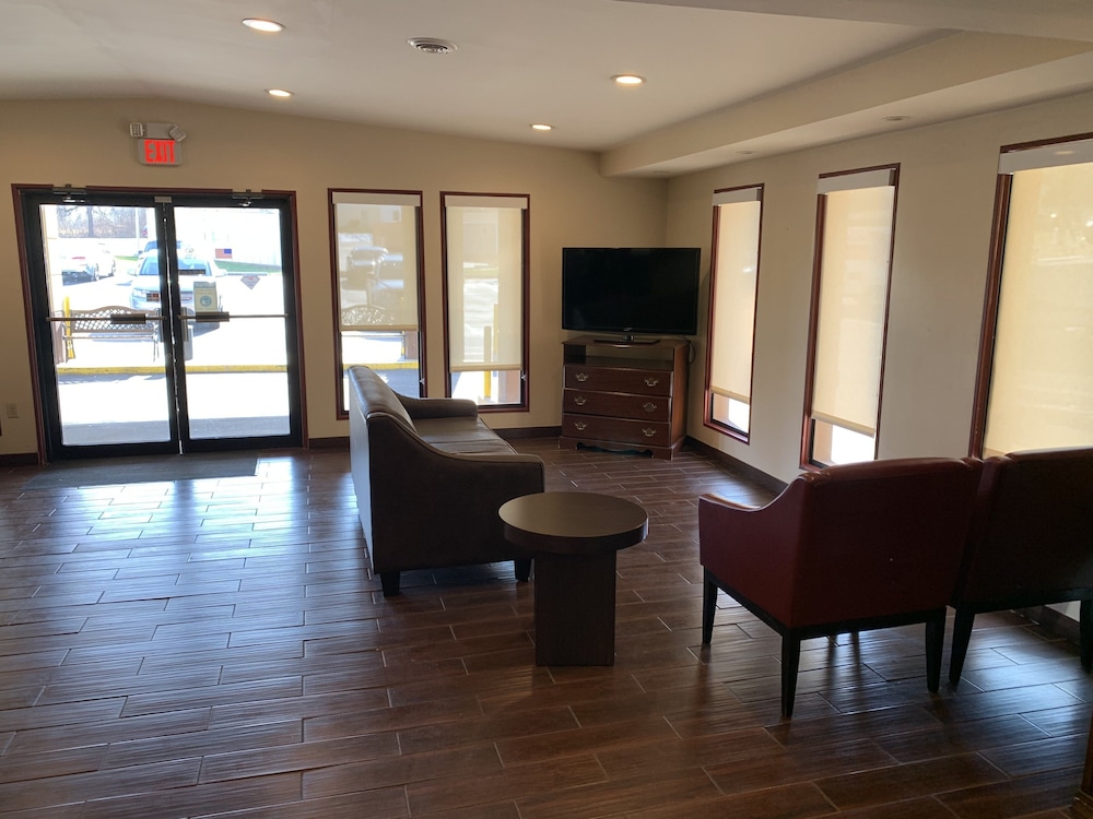 Econo Lodge Inn Suites 29/35