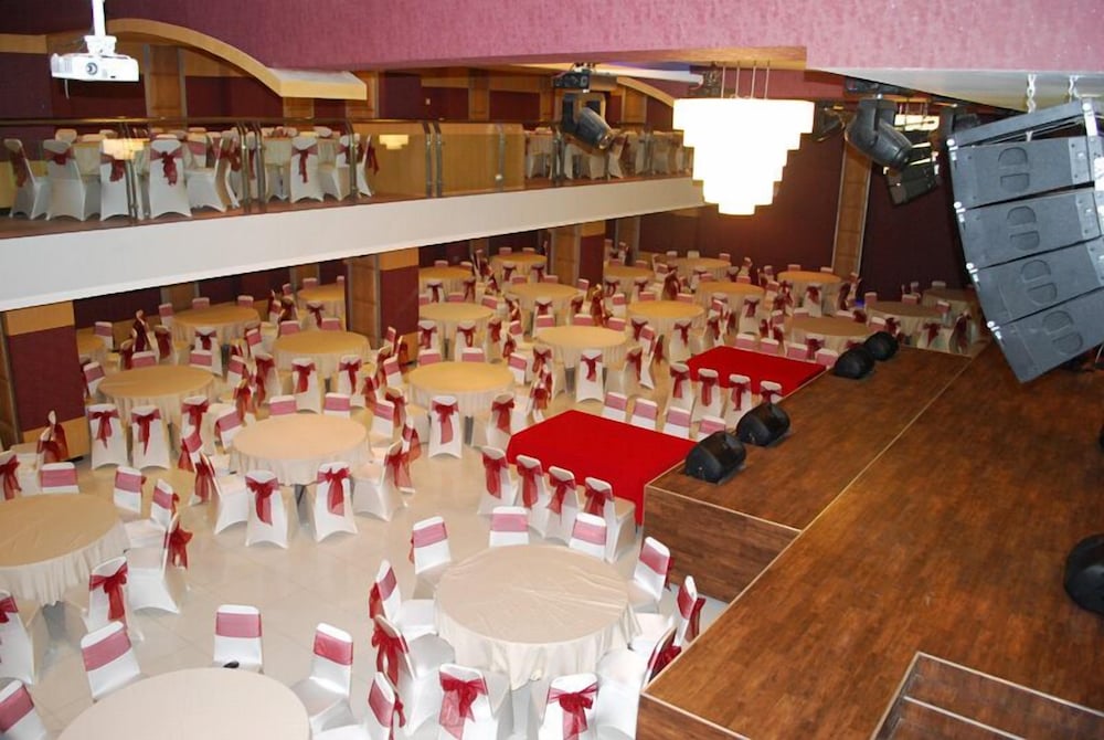 ROYAL JELITA HOTEL 35/45