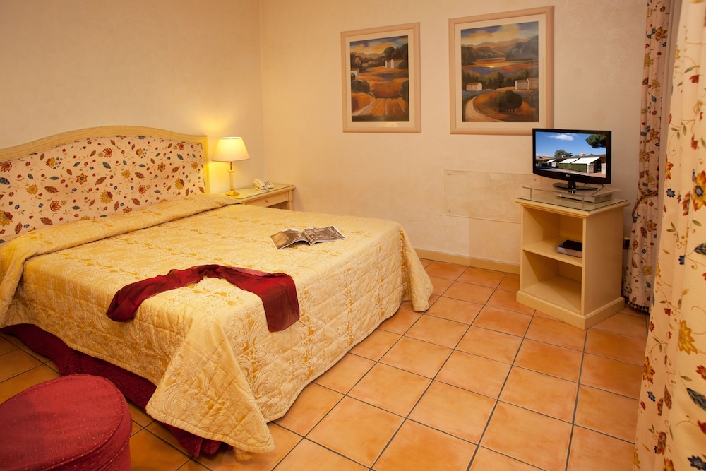 STANDARD, DOUBLE OR TWIN BED, PATIO