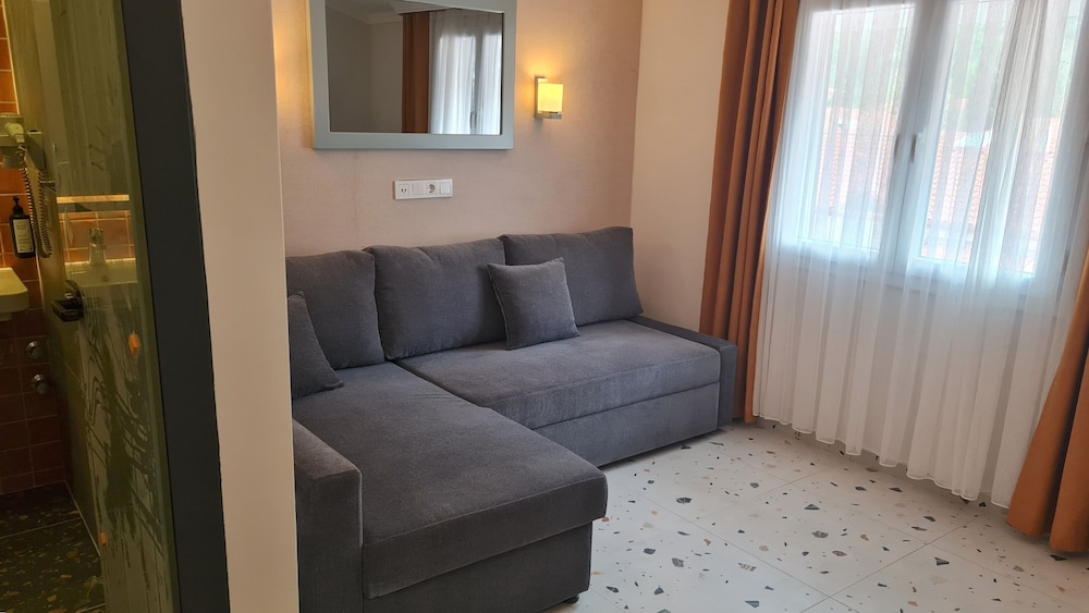 Tonoz Beach Hotel 44/69