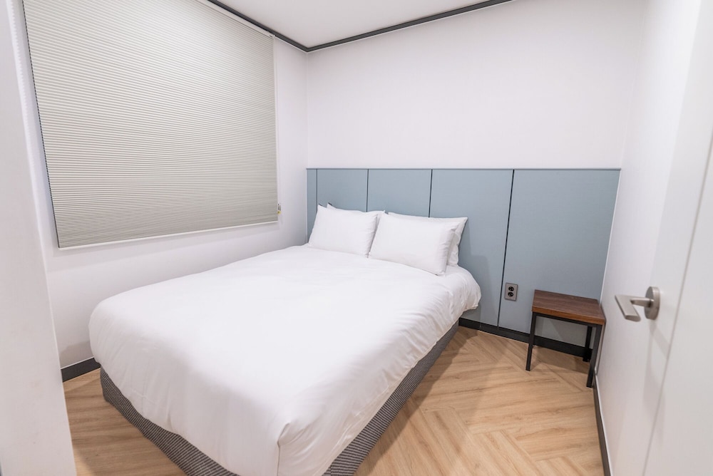 GREEN, FAMILY SUITE