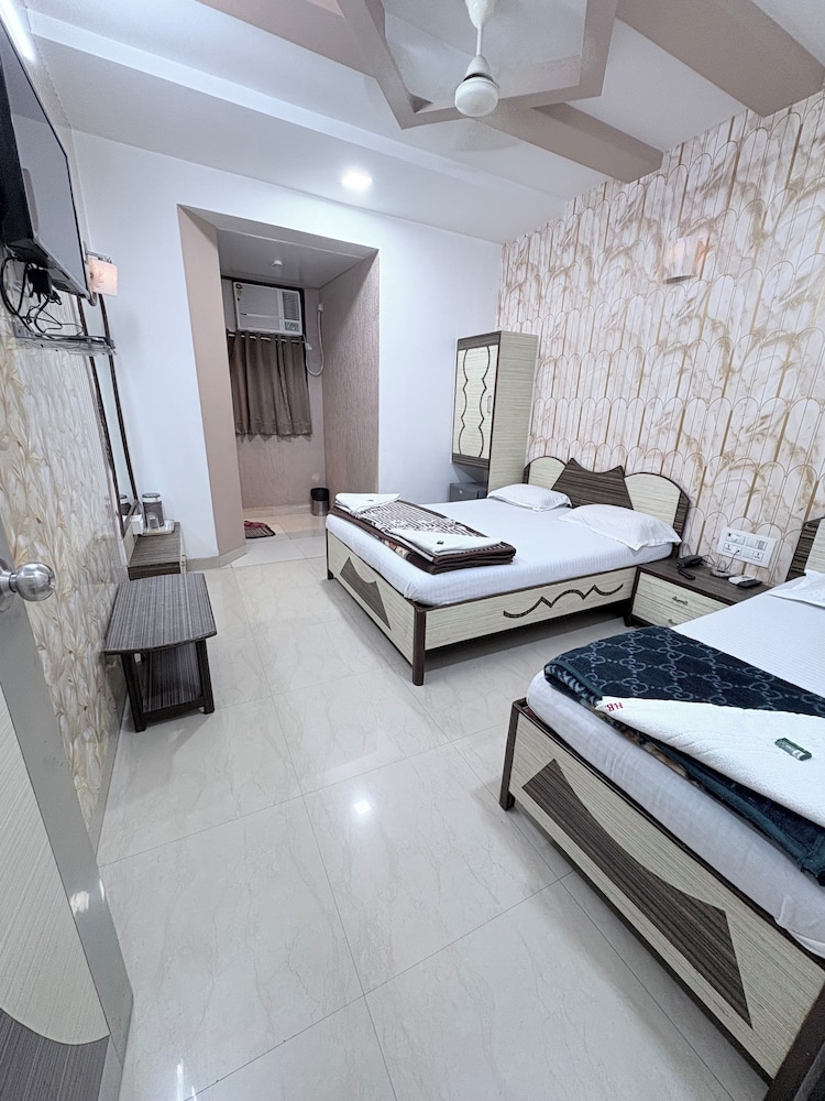 Hotel Broadway Colaba Mumbai 25/50