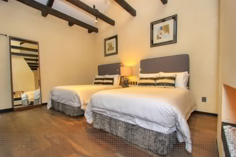 Uvence Arte + Hotel 8/50