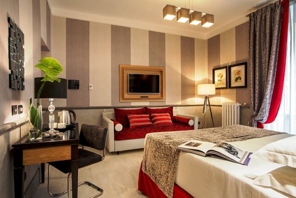 Royal Court Hotel 53/63