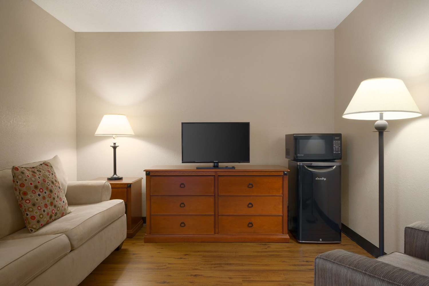 Super 8 By Wyndham Ithaca 8/15