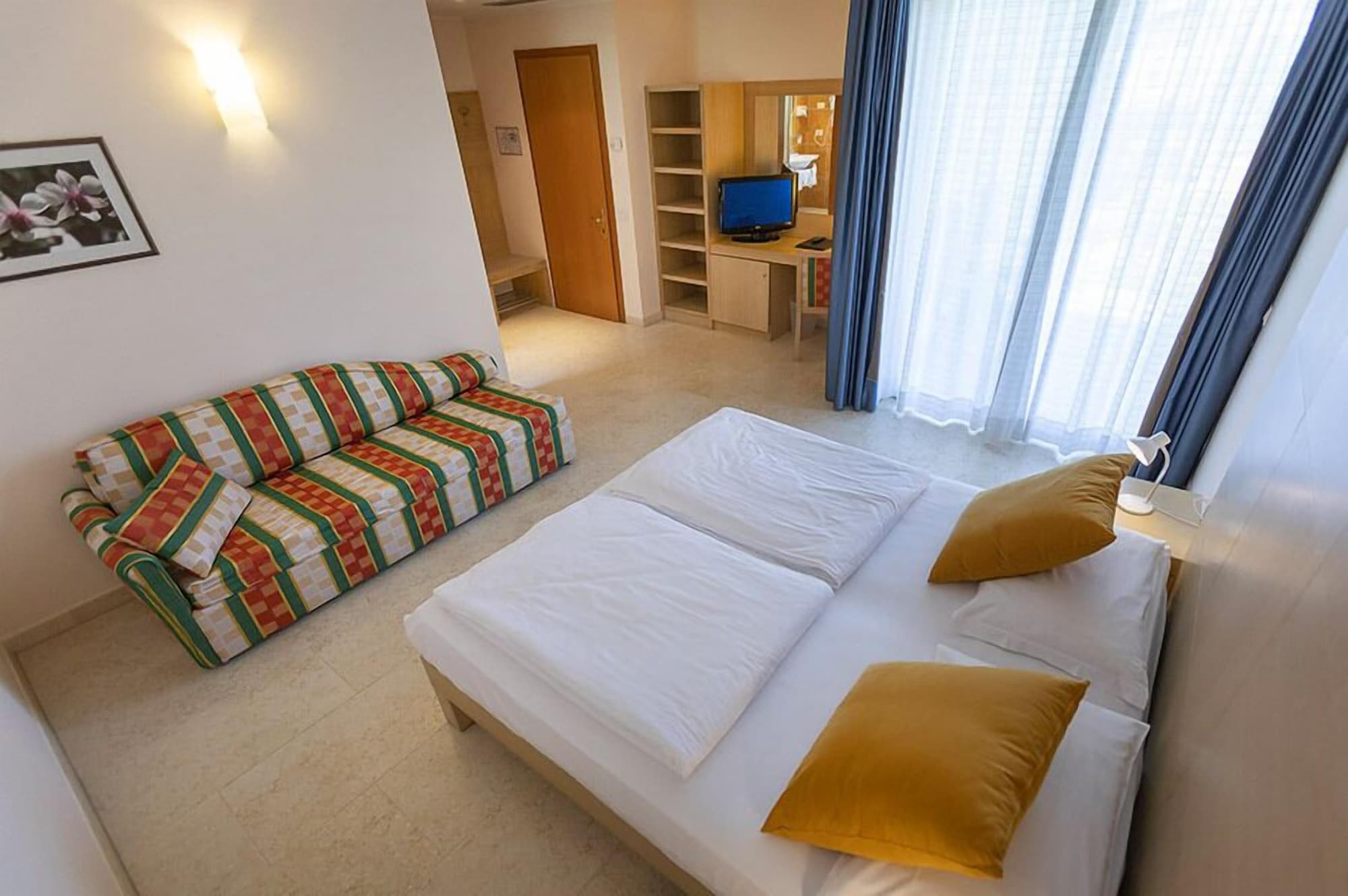 ROOM, TRIPLE