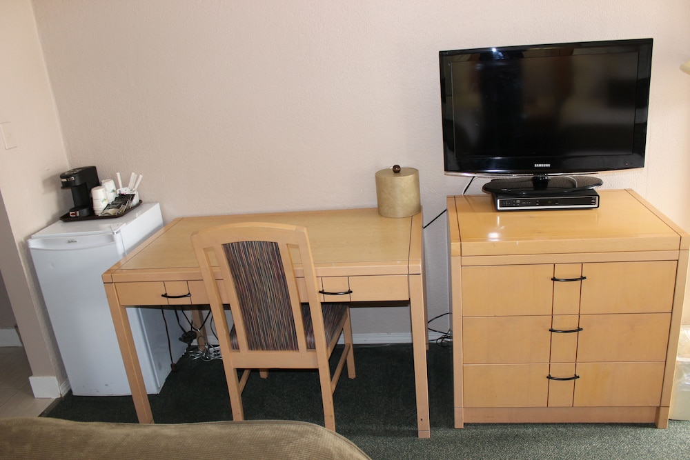 Howard Johnson By Wyndham Downtown Kamloops 27/33