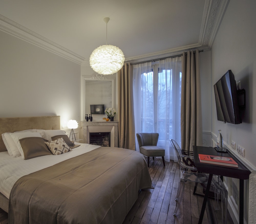 SUPERIOR, DOUBLE OR TWIN BED