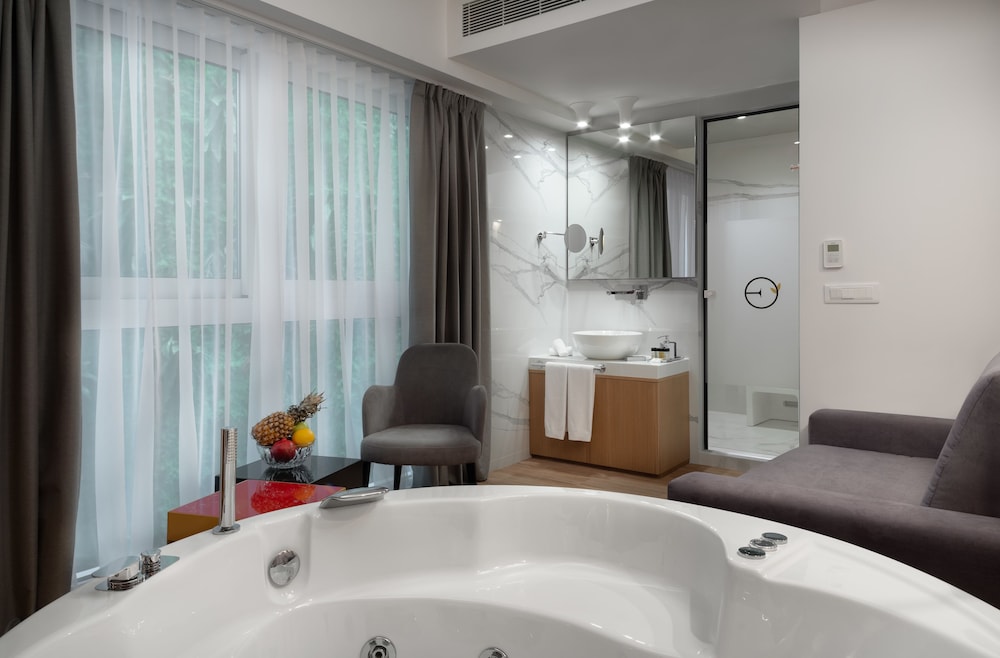 Elia Ermou Athens Hotel 50/50