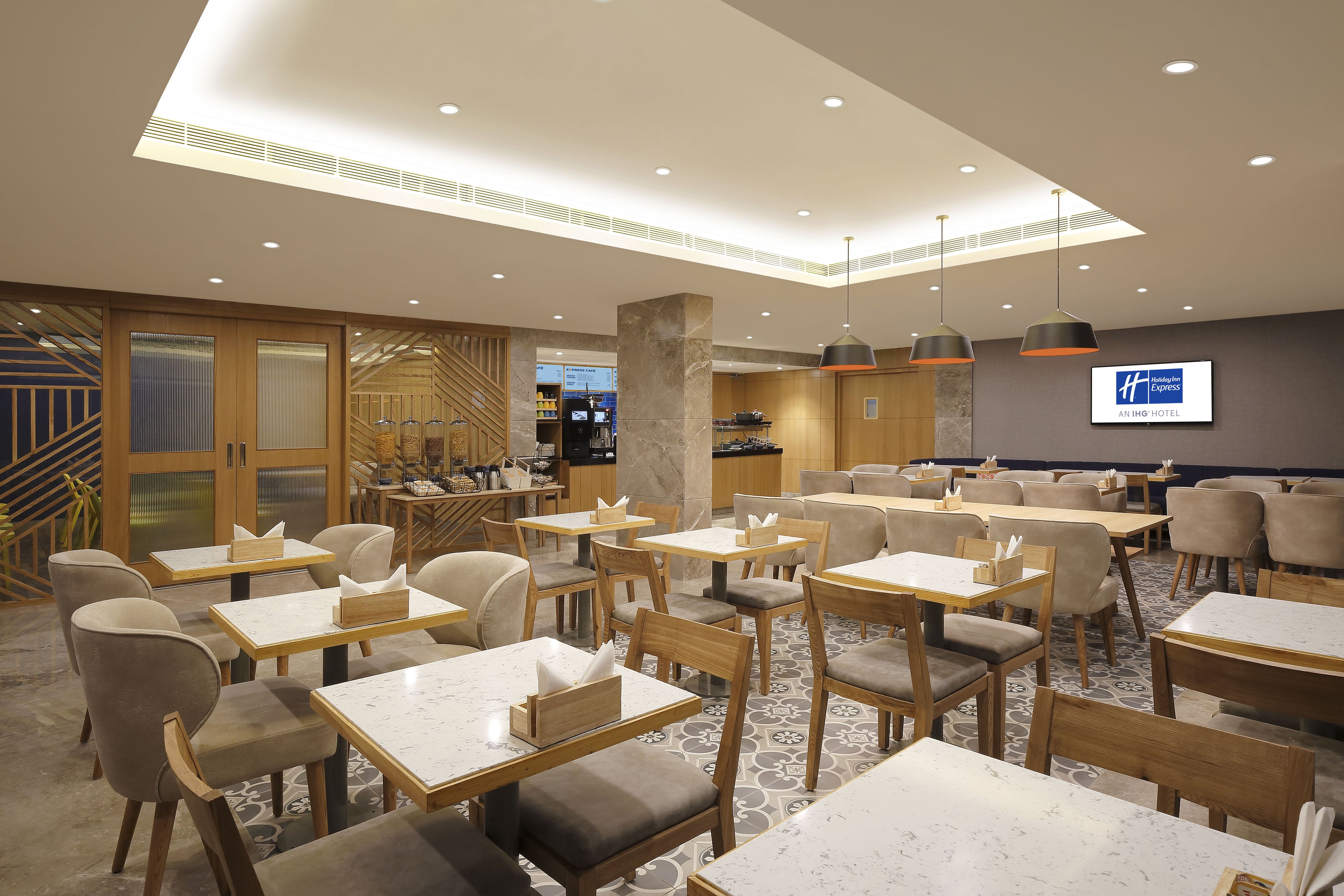 Holiday Inn Express Ahmedabad Prahlad Nagar 68/73