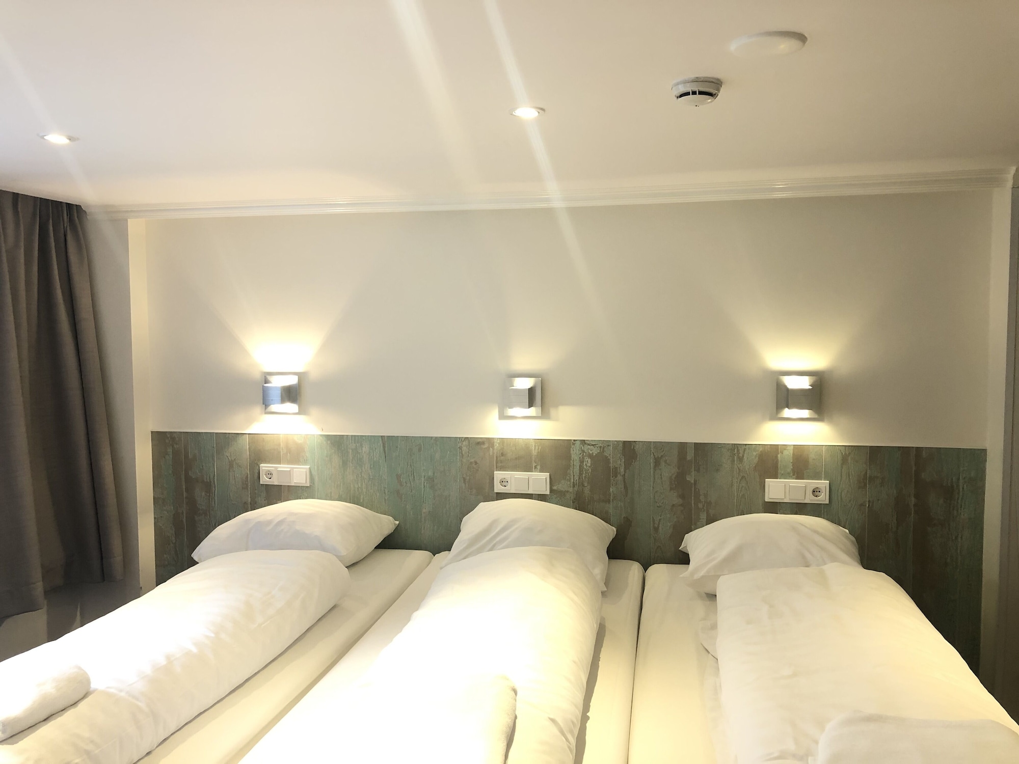 ROOM, QUADRUPLE