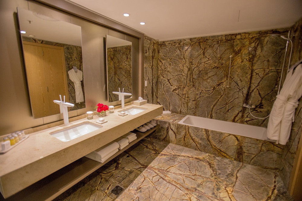 Hilton Pilar 32/80