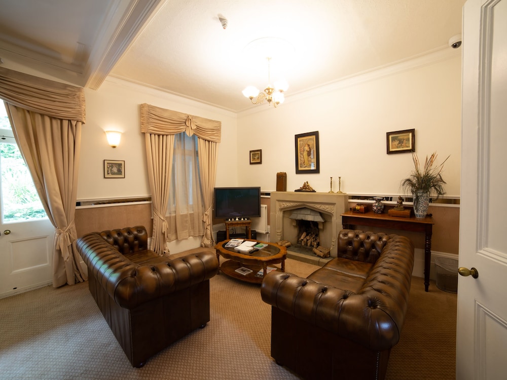 FINES BAYLIWICK HOTEL 27/28