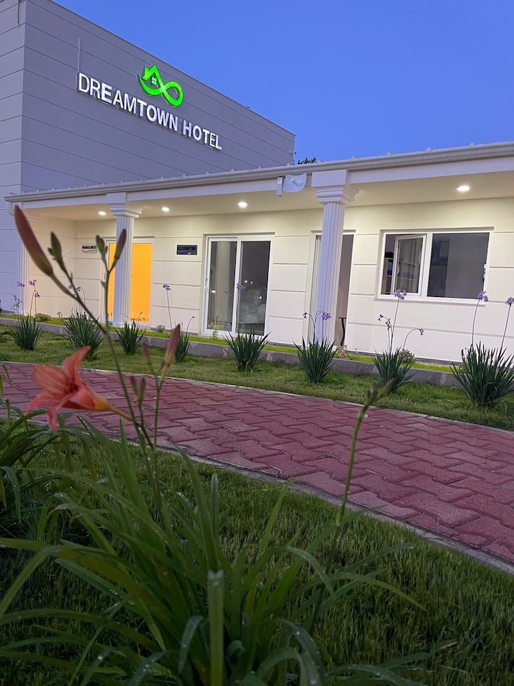 Dream Town Hotel & Restaurant 2/50
