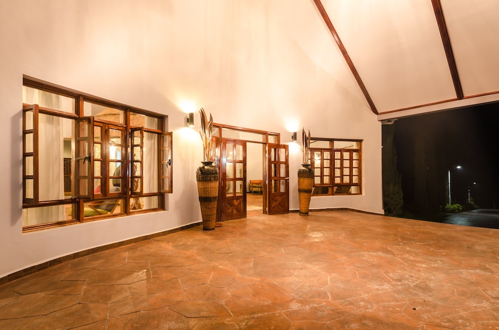 Emburara Farm Lodge 40/50