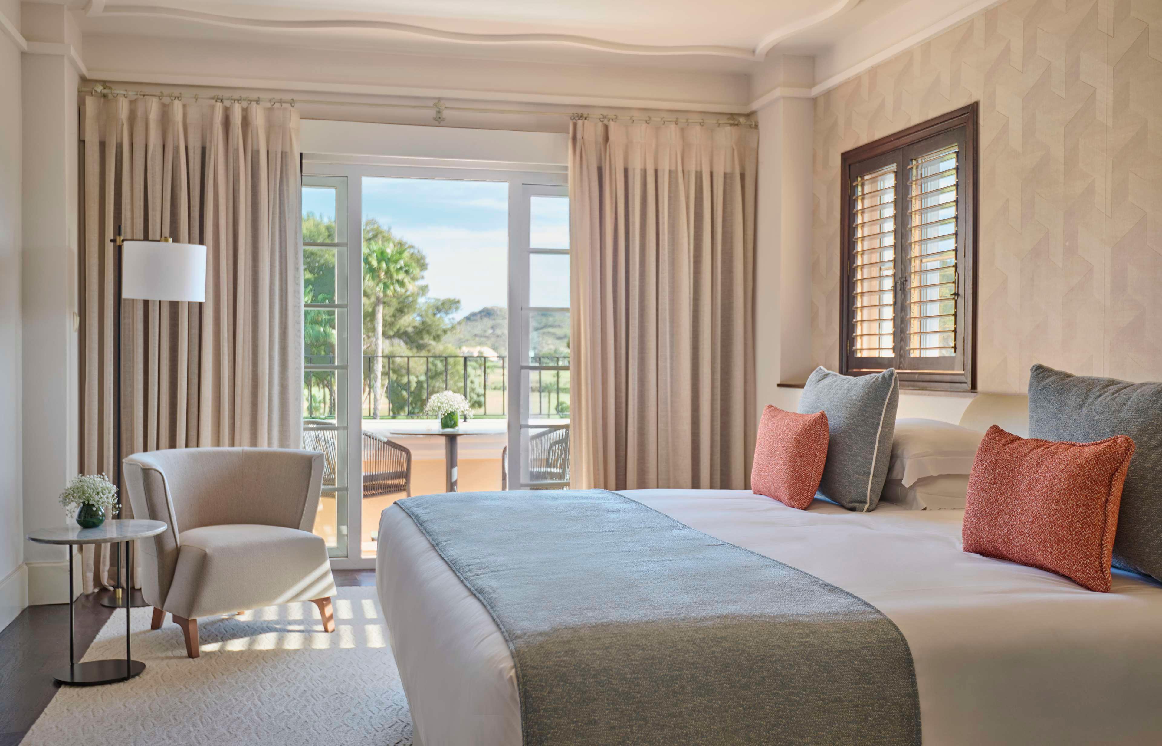 Room, King Bed, Golf Course View, Balcony 4/5