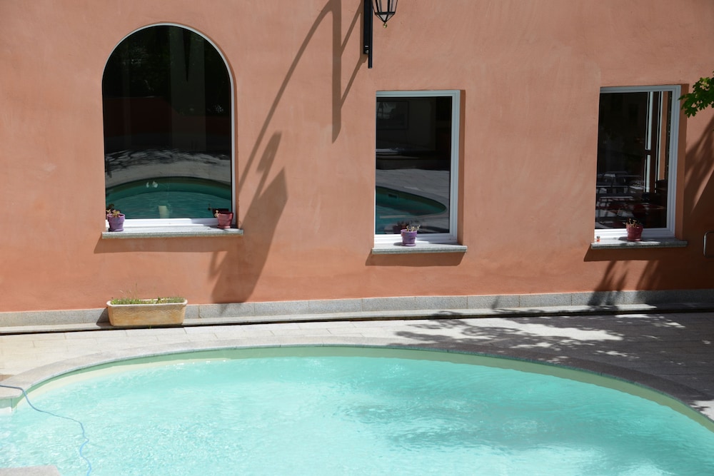 swimming pool spa