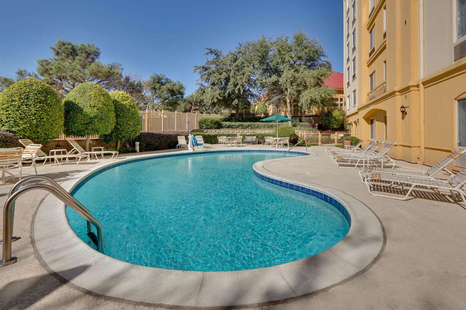 La Quinta Inn Suites Dallas North Central 44/48
