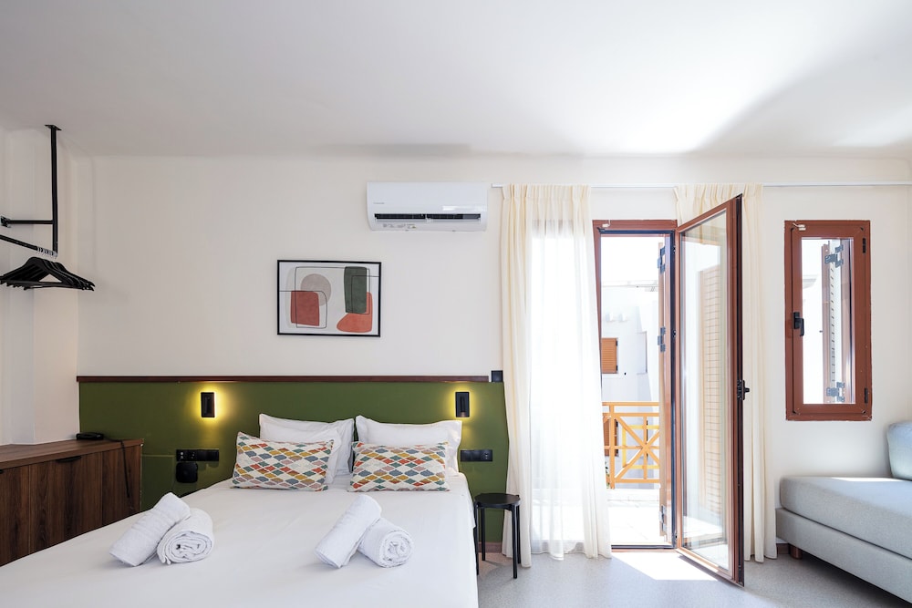 Elegant, Studio, Twin Beds, Sofa, Balcony