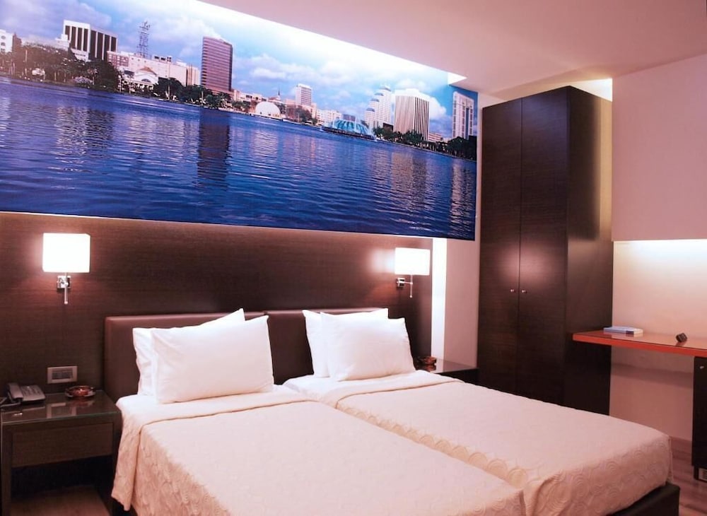 ROOM, TWIN BEDS
