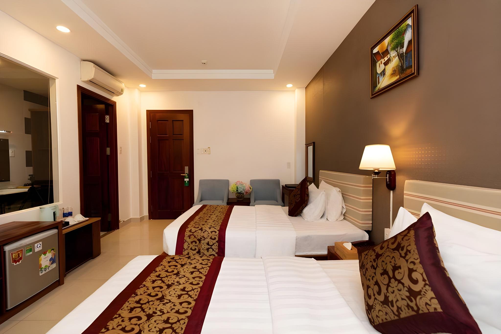 Room, Twin Beds, No Window