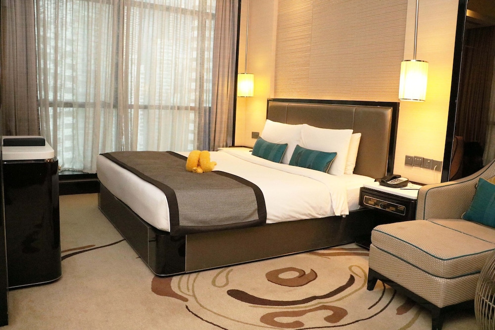 Pacific Regency Hotel Suites 13/70