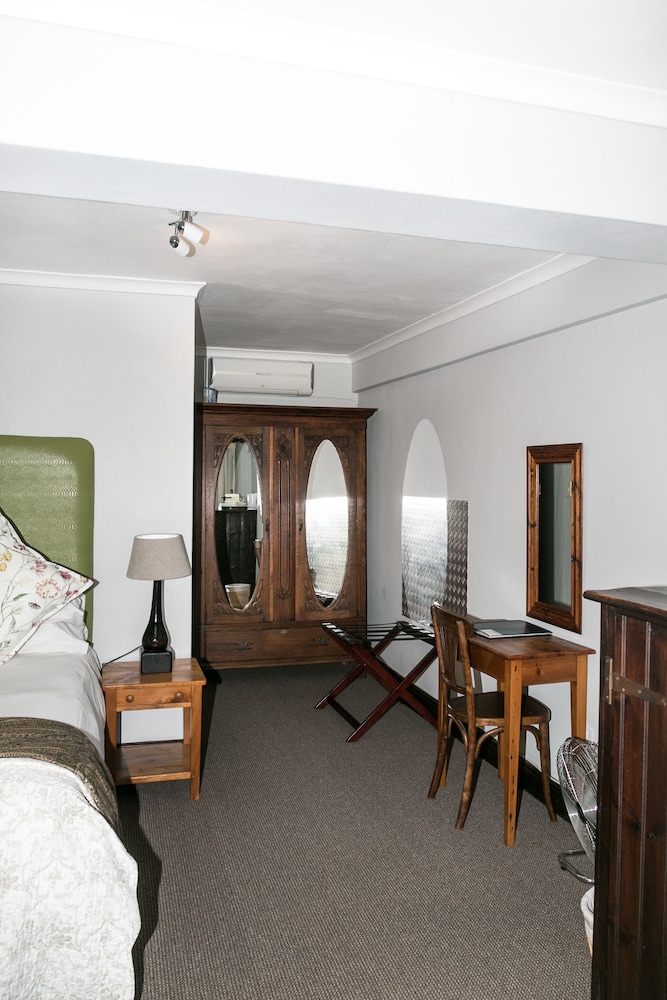 Hide Away Guest House 48/70