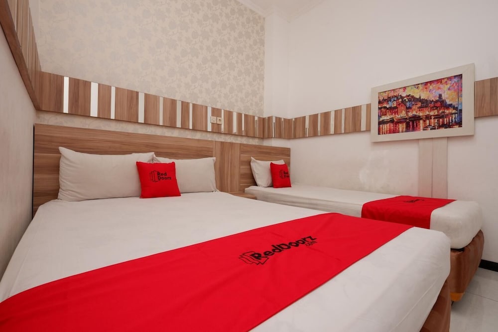 Reddoorz Near Plaza Simpang Lima 10/32