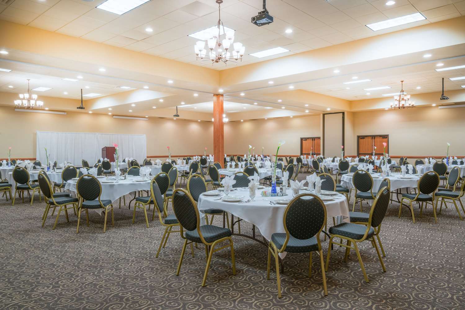 Ramada by Wyndham Des Moines Tropics Resort & Conference Ctr 10/18
