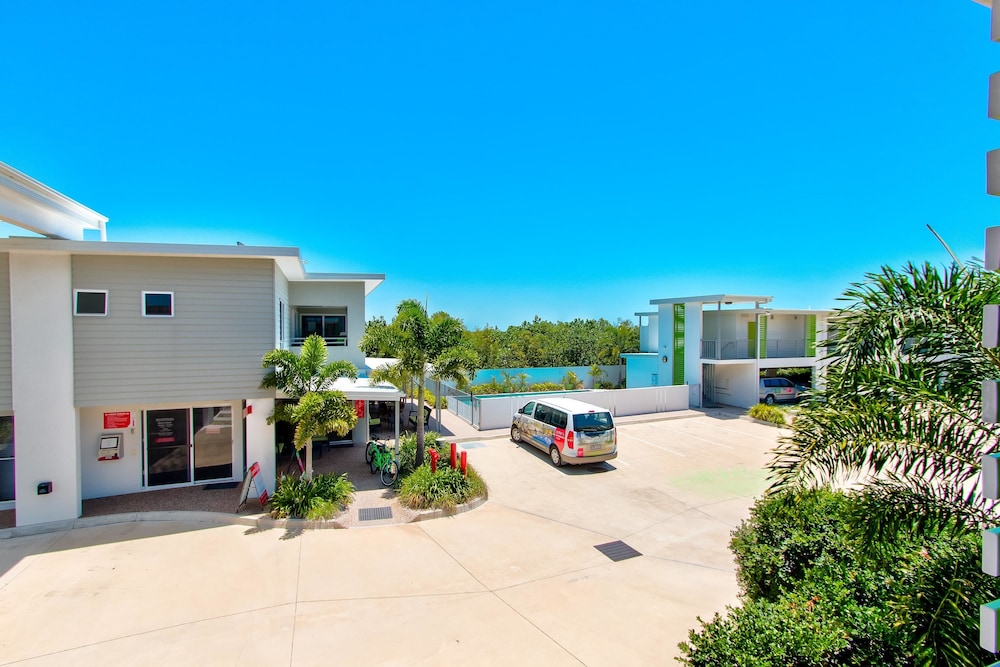 Mackay Oceanside Central Hotel 4/51