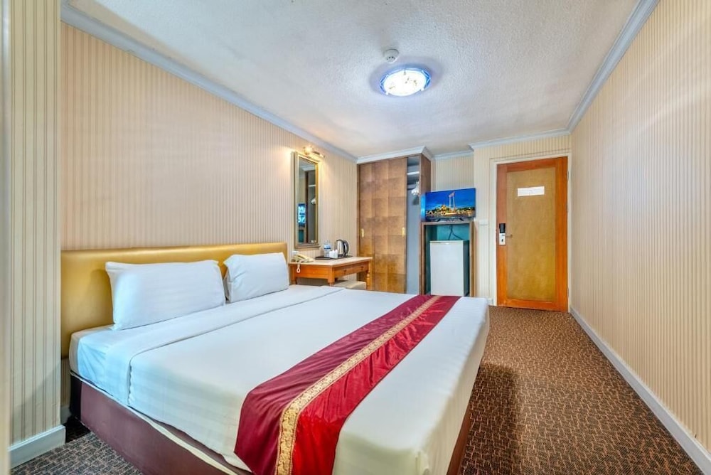 DELUXE, DOUBLE OR TWIN BED