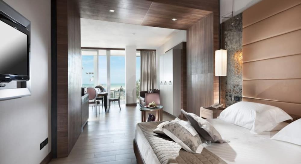 Waldorf Suite Hotel 12/47
