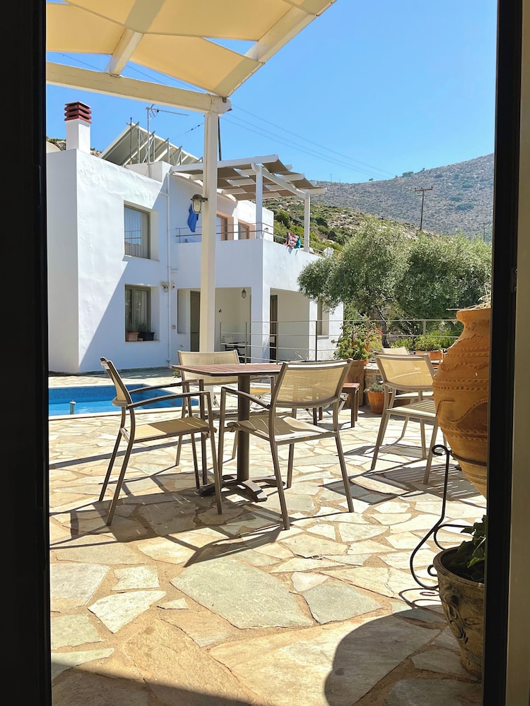 Mourtzanakis Residence 56/60