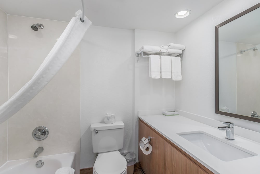 Crossroads Inn & Suites 63/68