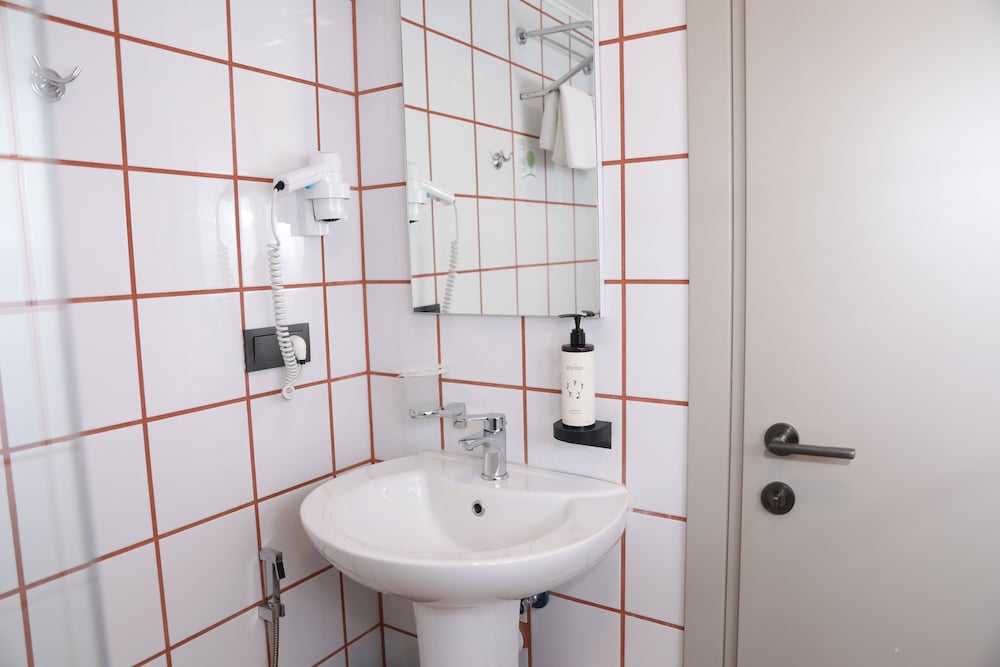 King Tamar Hotel By Luxuria Hotels 48/48