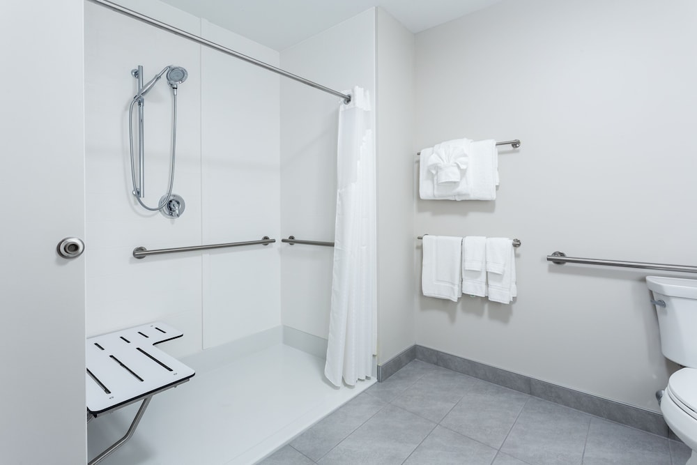 Holiday Inn Express Suites Rice Lake 17/72