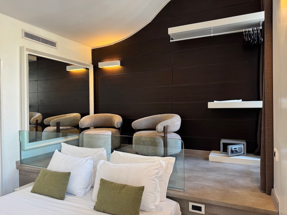 NAVONA SUITES 41/52
