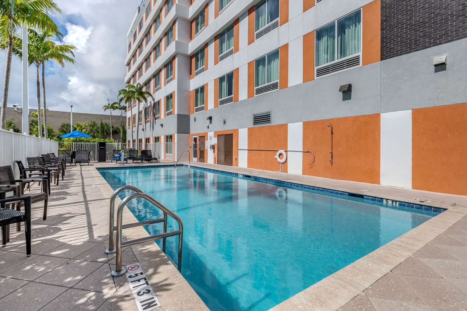 Comfort Suites Fort Lauderdale Airport & Cruise Port in DANIA BEACH - FL