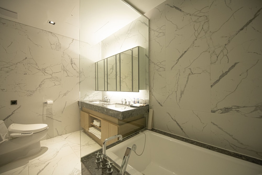 J-one Hotel and Resort 36/41
