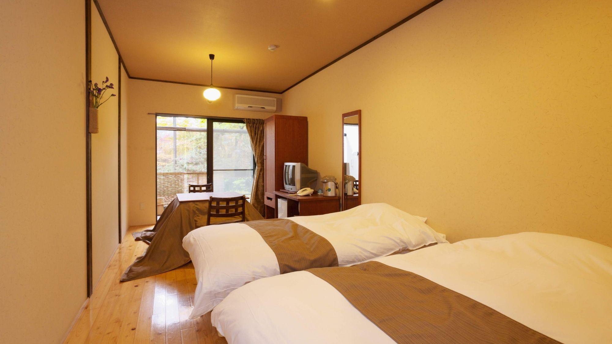 Western, Twin Beds, Outdoor Bath