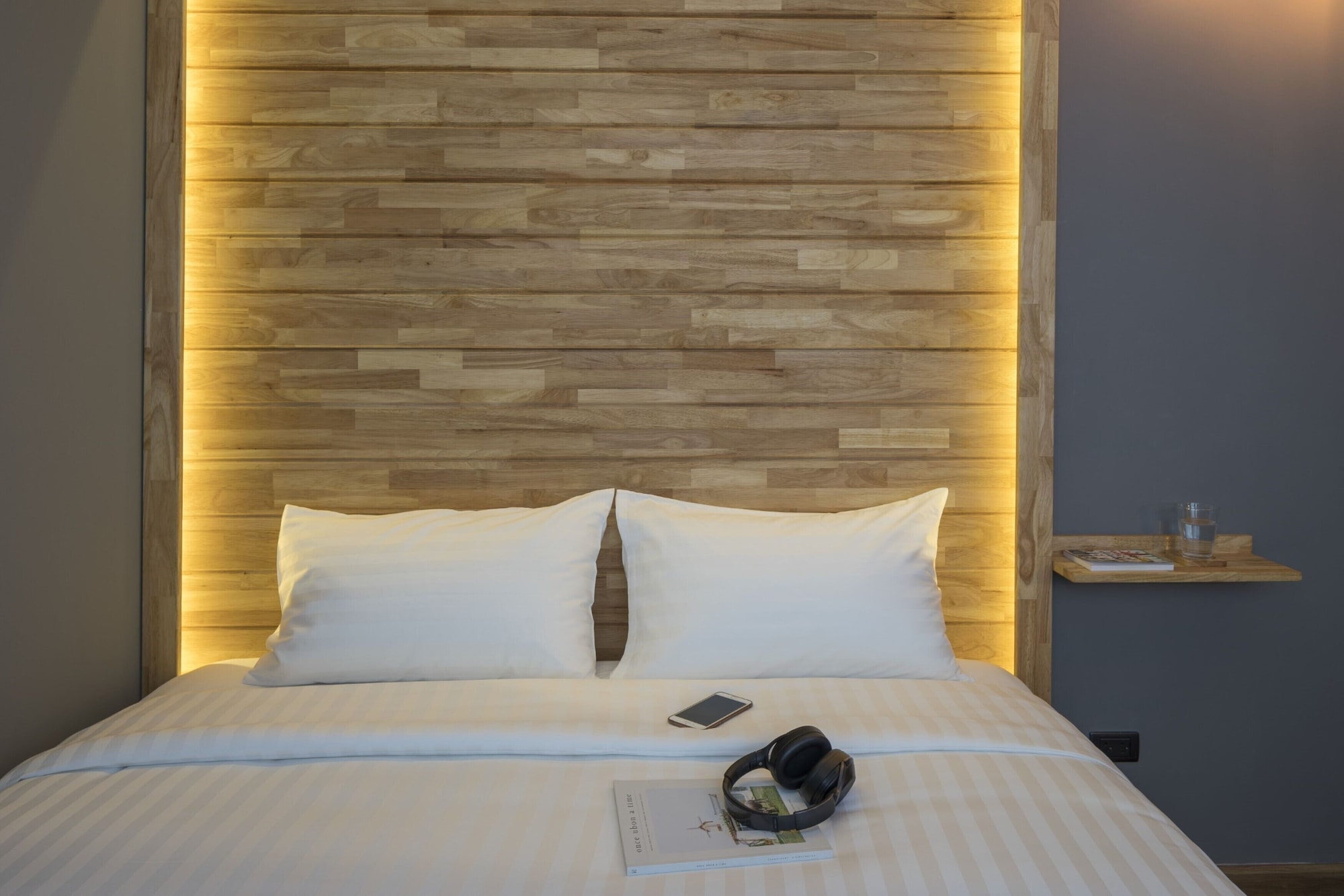 DELUXE, KING BED