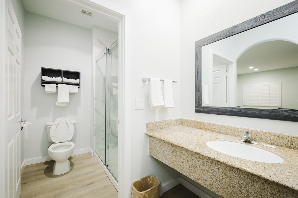 Sapphire Inn & Suites- Deer Park 31/36