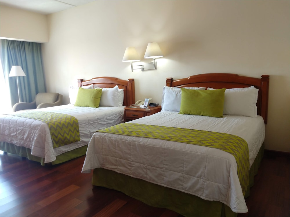 ROOM, QUADRUPLE, 2 QUEEN BEDS