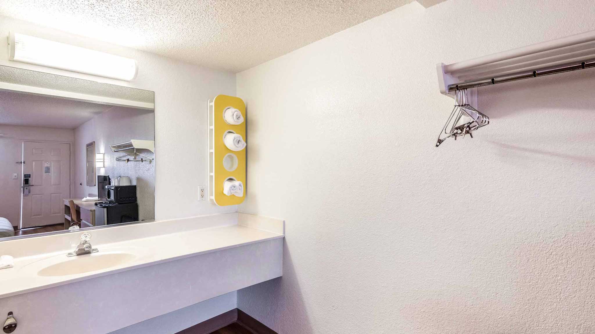 غرفة بسرير كينج لغير المدخنين، Motel6 Anniston, AL 5/5