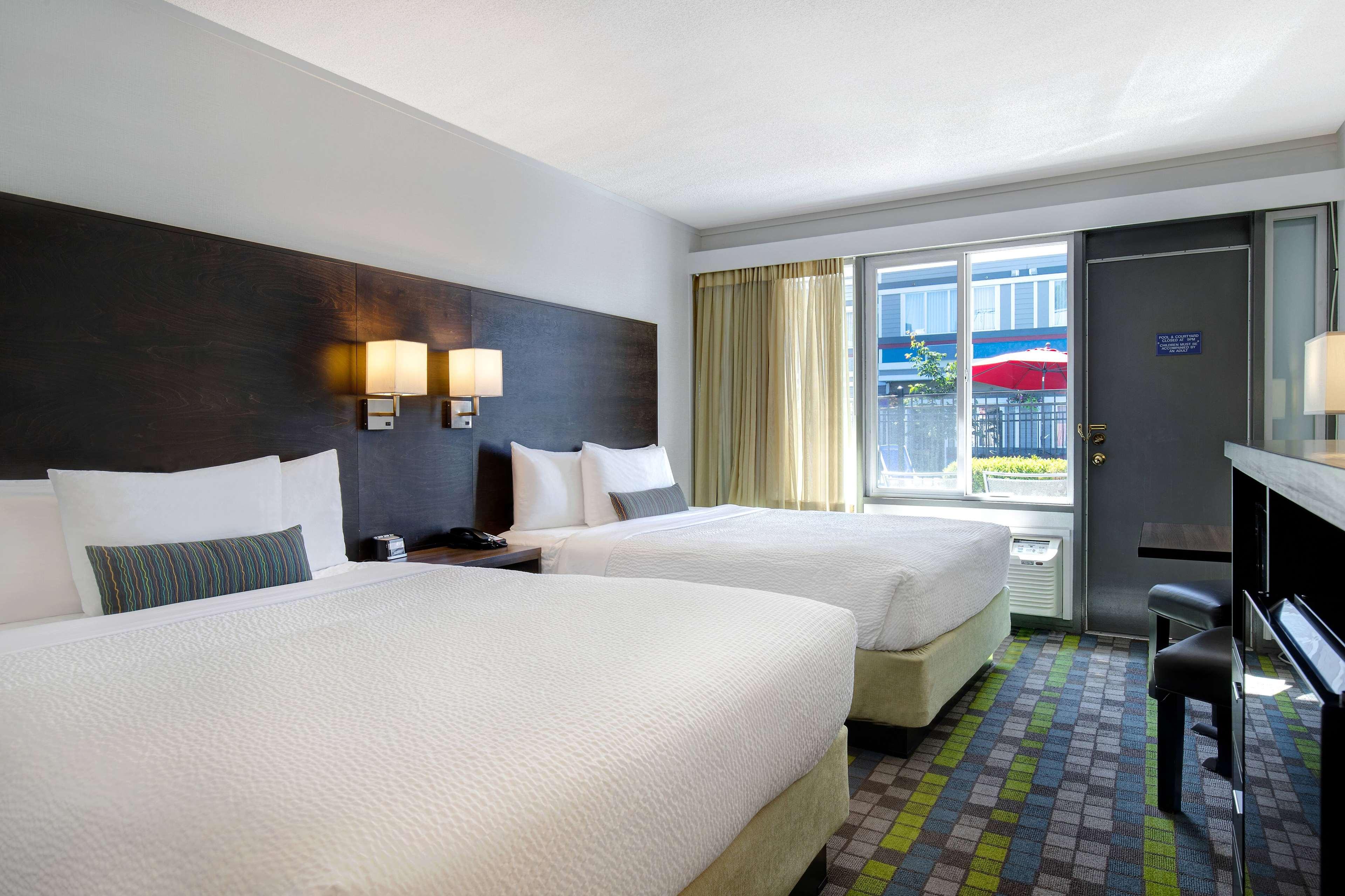 Superior, 2 Queen Beds, Pool View