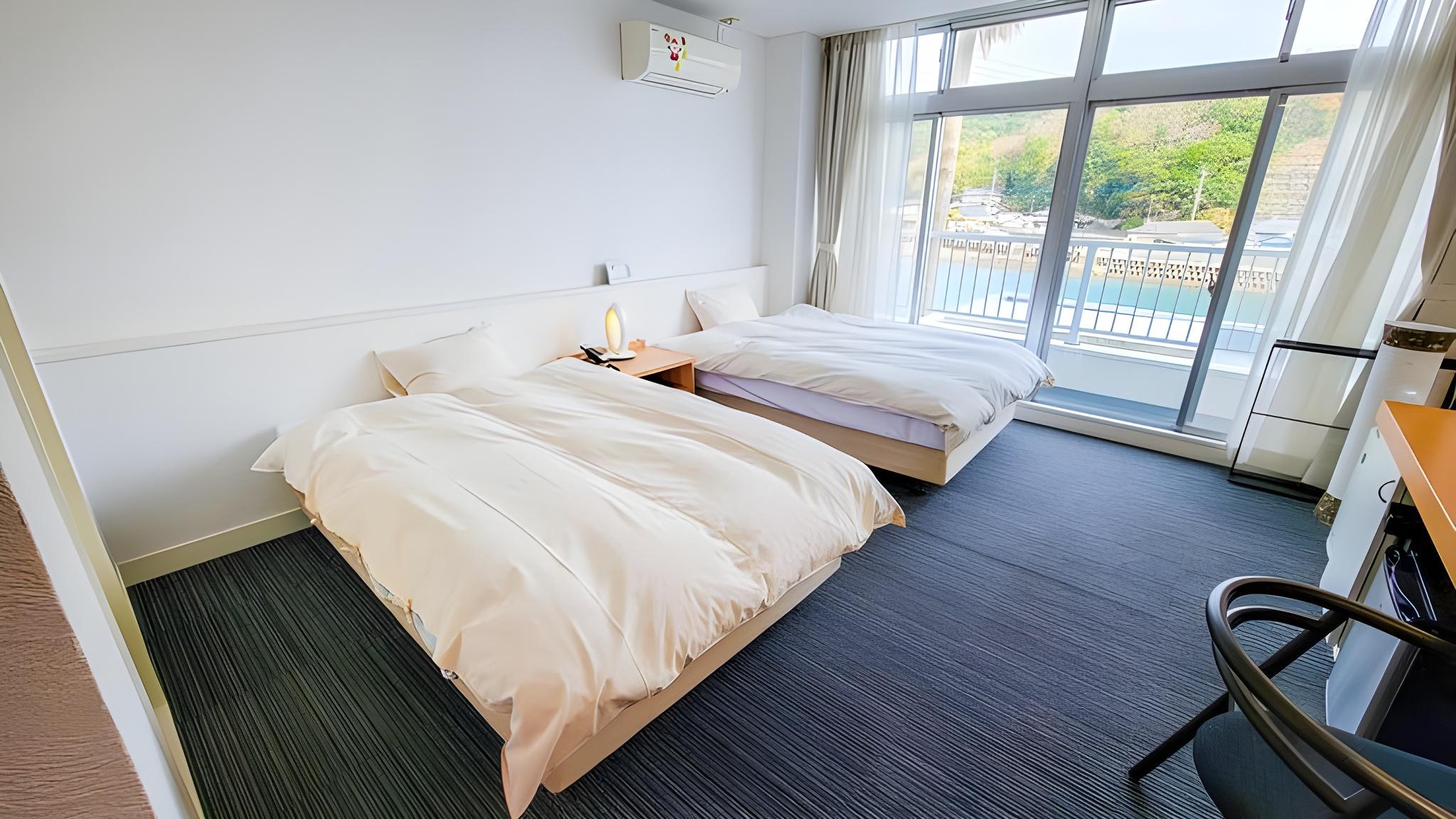 Room, Twin Beds, Sea Side