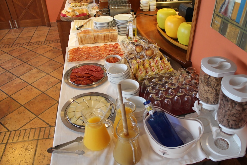 El Tollo Hotel Restaurante 24/40