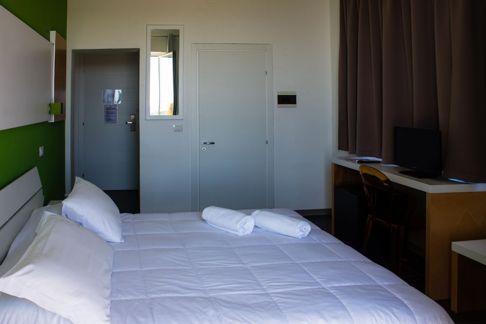 Oasis Park Hotel 11/43